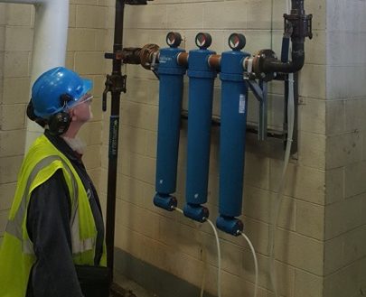Técnico verificando los filtros de un sistema de aire comprimido respirable