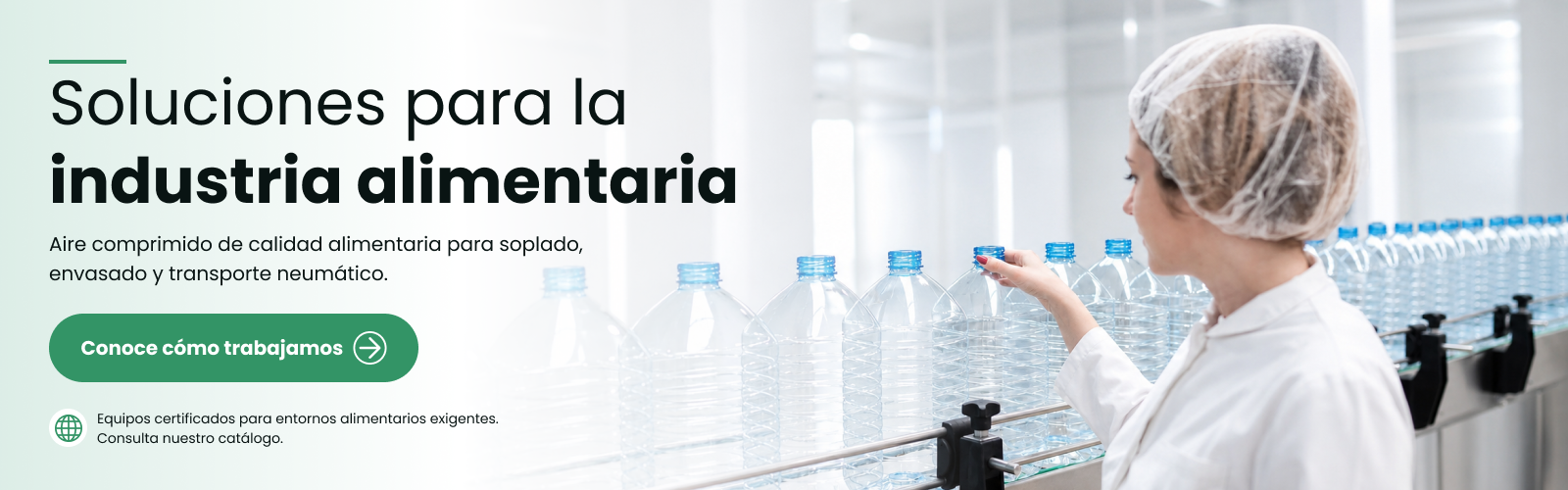 Control de calidad en planta alimentaria con operaria revisando botellas en una línea de producción higiénica y automatizada.